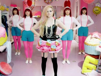 Duh, MV 'Hello Kitty' Avril Lavigne Dianggap 'Sampah' oleh Media Amerika?